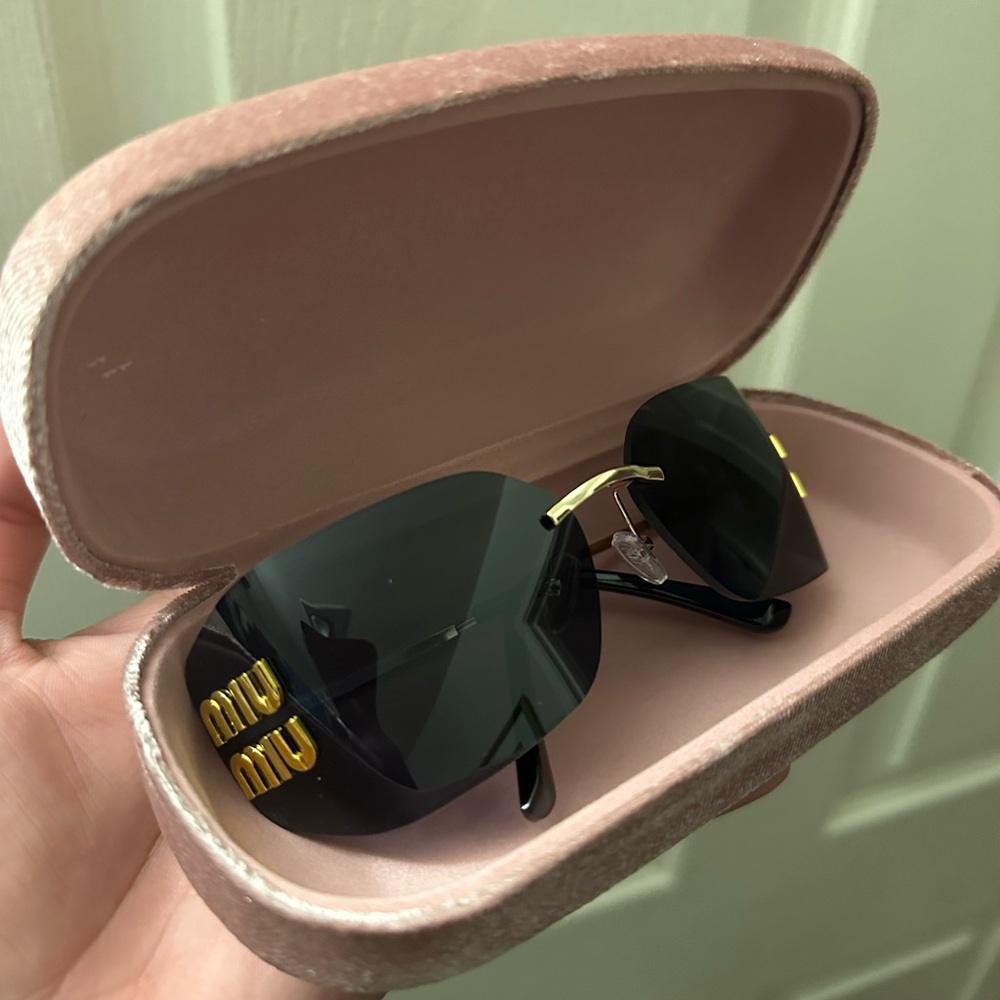 Elegant Black Sunglasses with Gold Accents - Picture 2 of 5